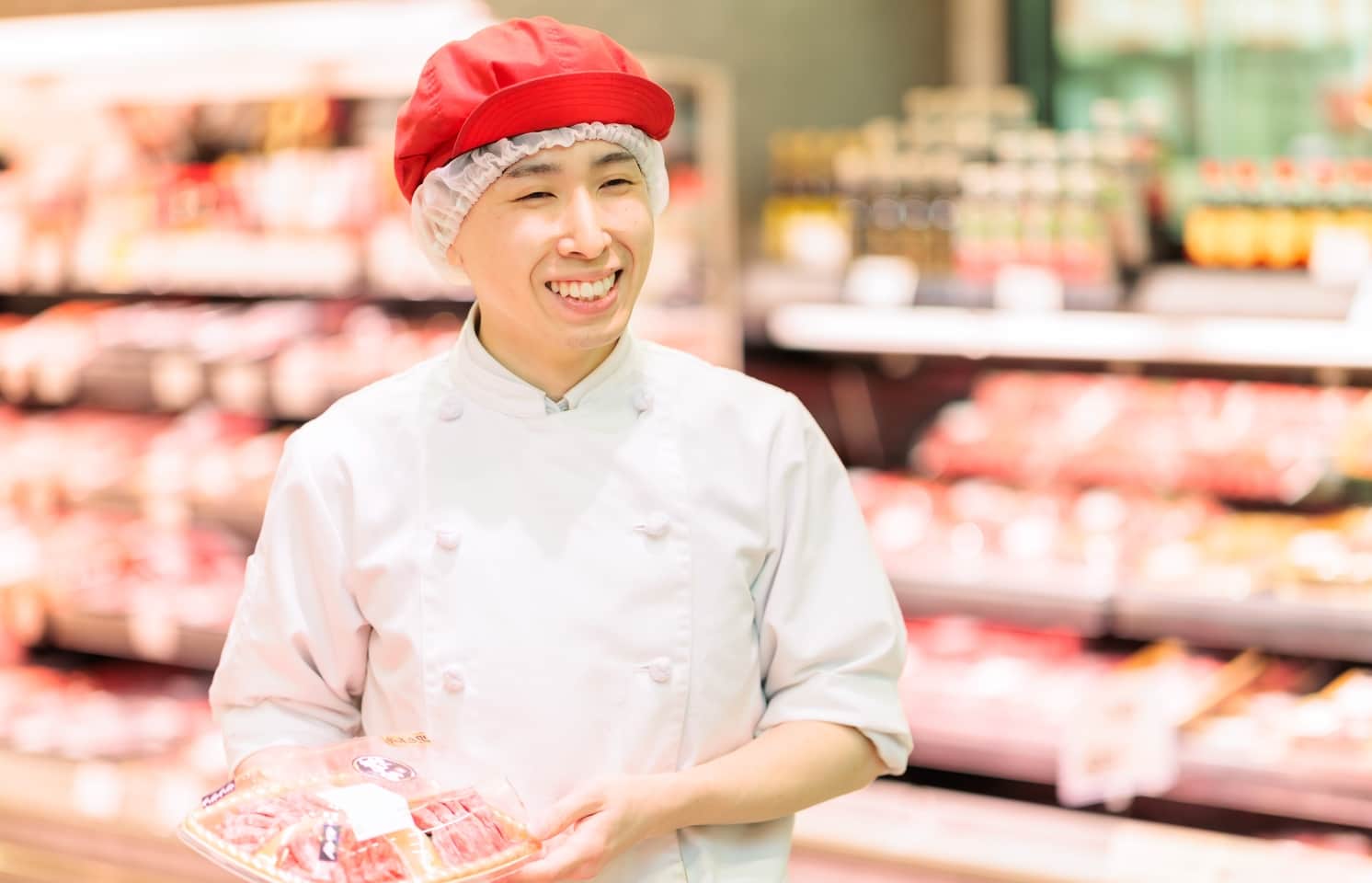 お肉を持つ菅原　一洋さん