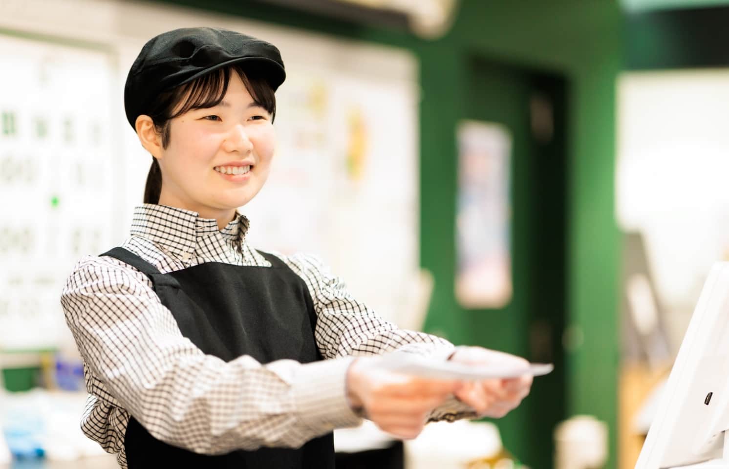 接客をする石井田　香里さん