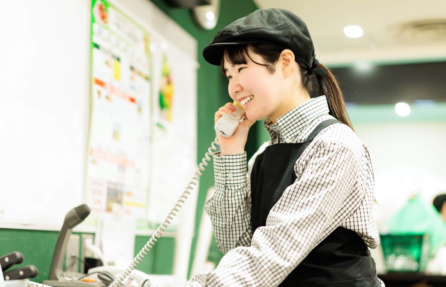 電話対応をする石井田　香里さん