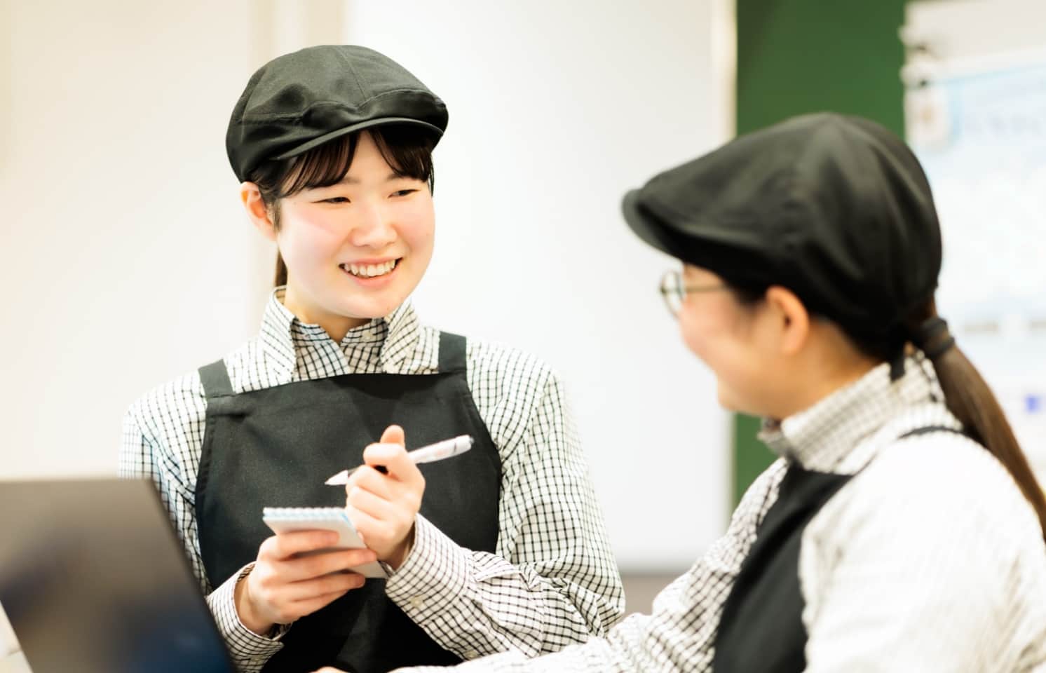 談笑している石井田　香里さん