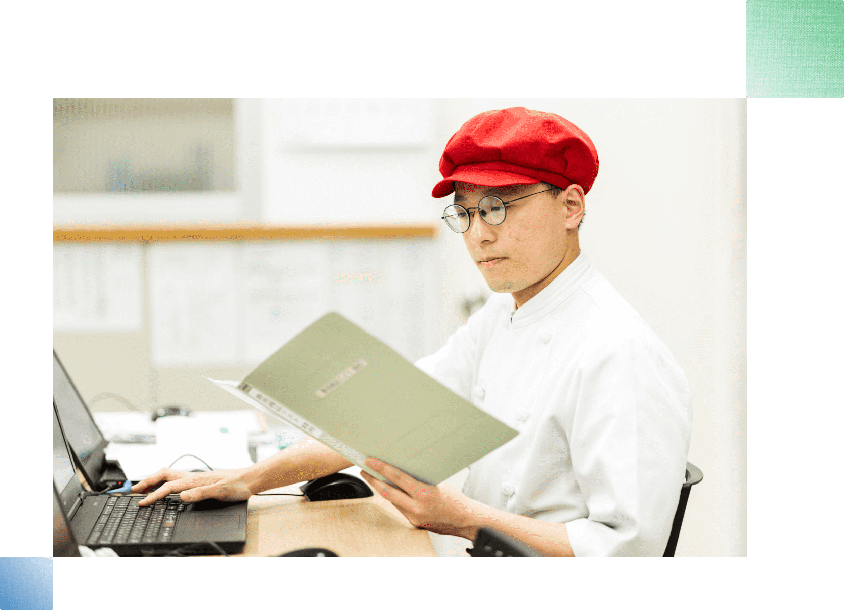 パソコンで仕事をしているスタッフ