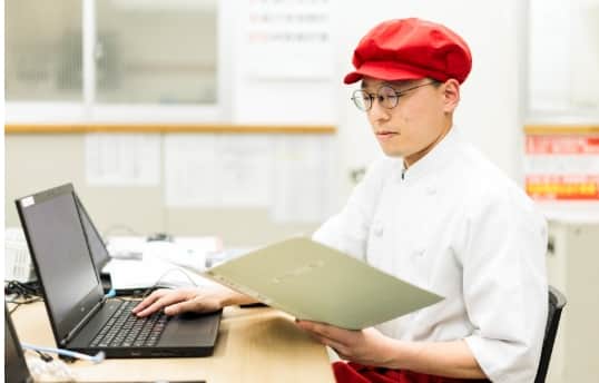 パソコンで仕事をしているスタッフ