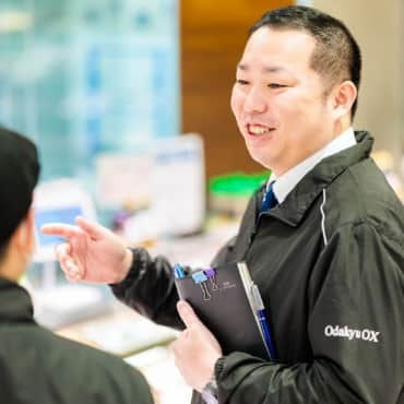 お店の前で指示を出すスタッフ
