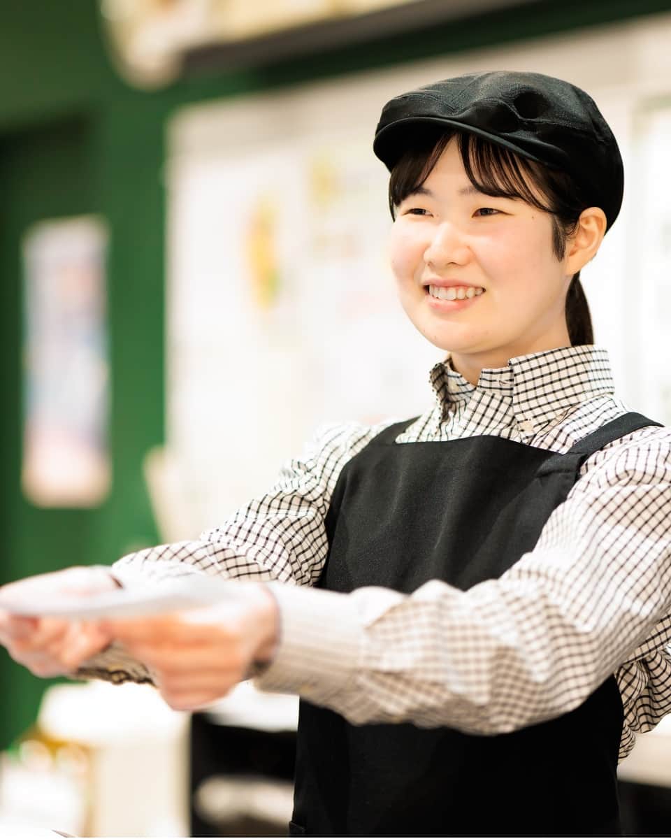 レジ対応をしている女性スタッフ