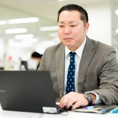 パソコンで仕事をしている人