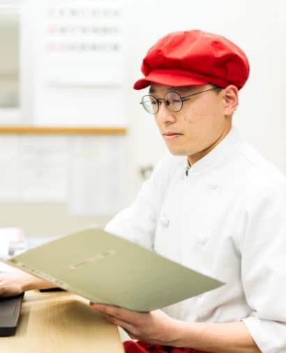 書類を確認している人