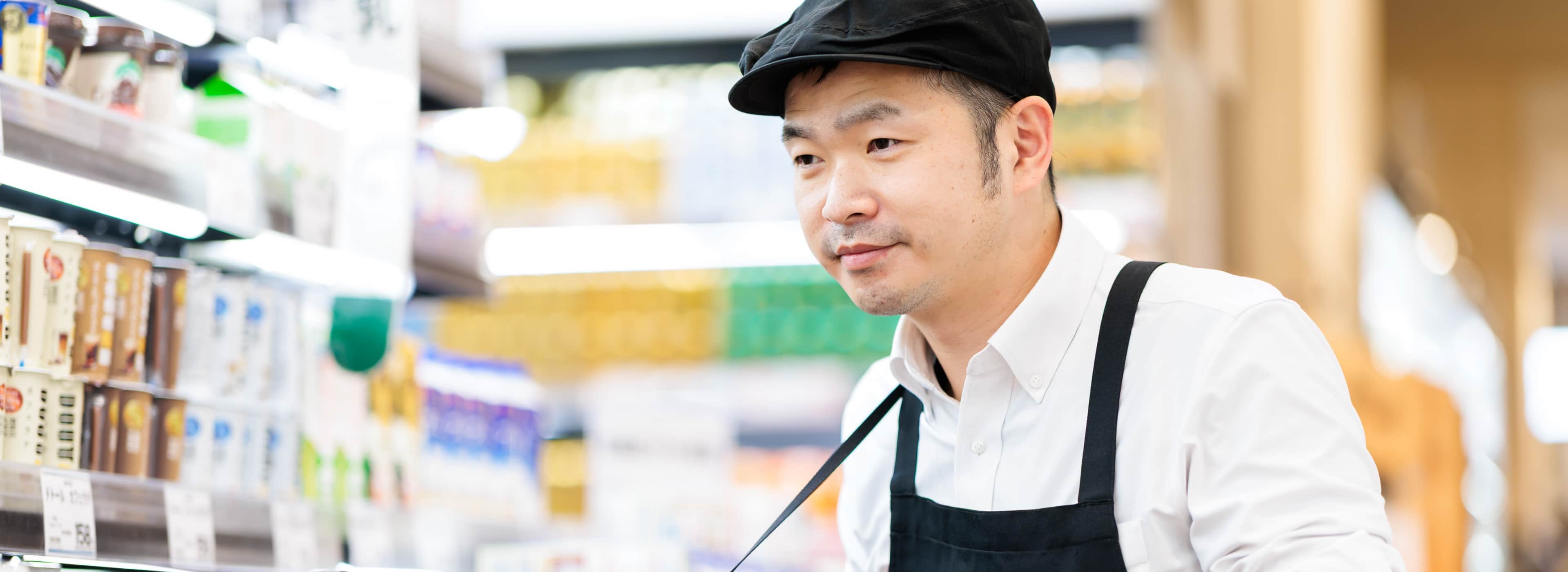 刺身を見つめる男性従業員