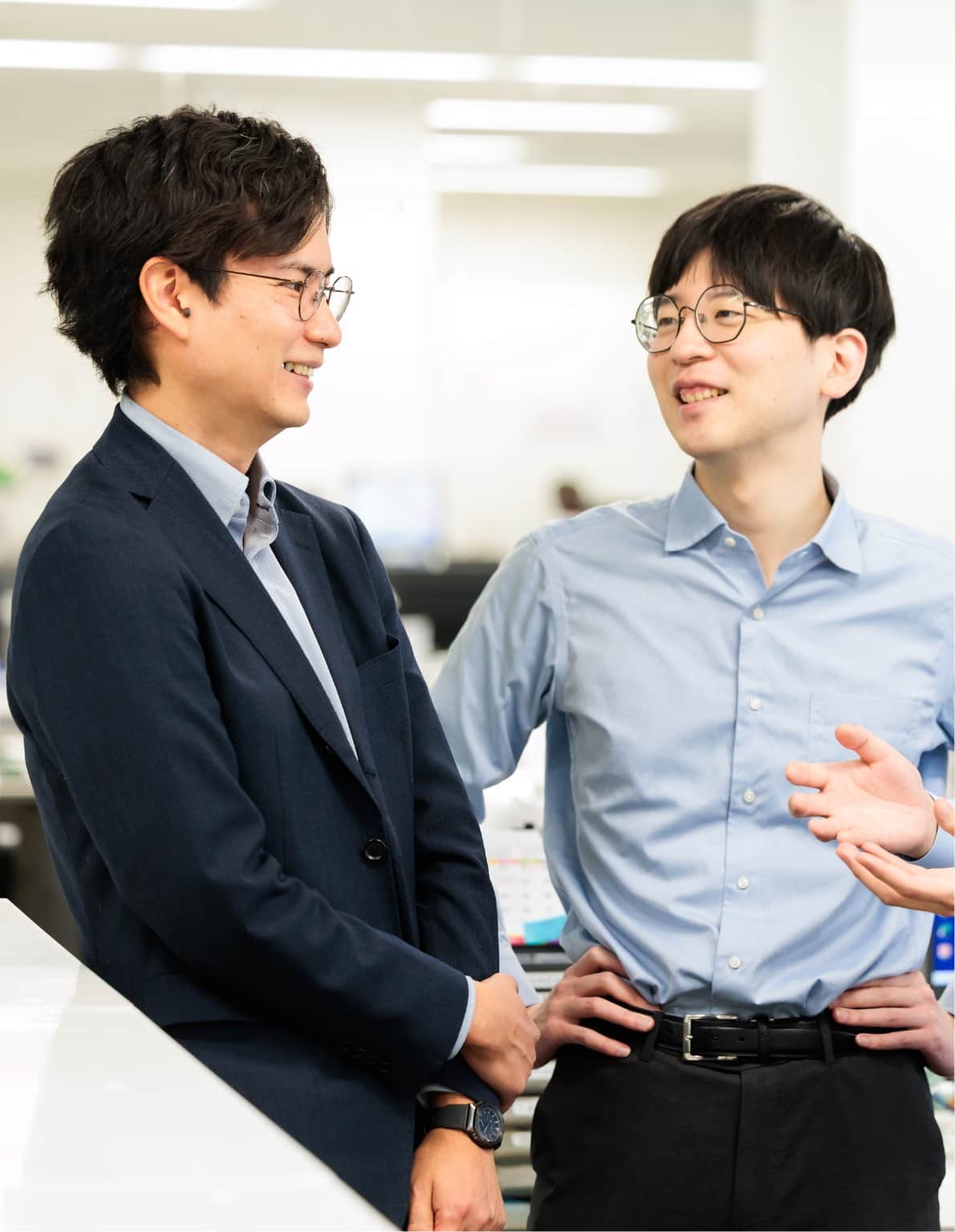 談笑している男性社員2人